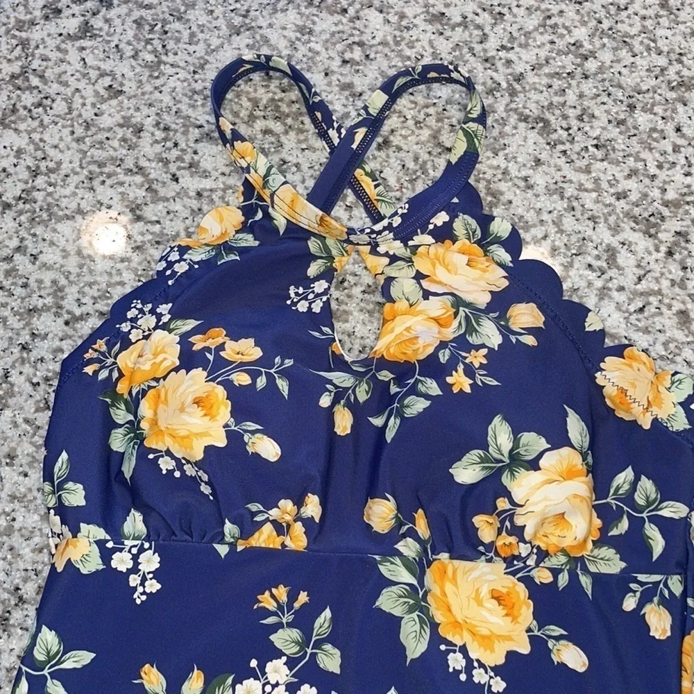 Cupshe Floral Scalloped Swimsuit Woman's Size‎ S